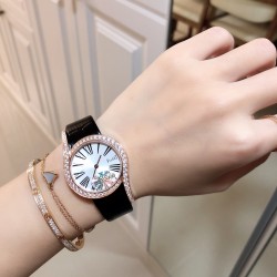 实拍 新推出黑色牛皮表带 伯爵 全新Piaget Lime light系列腕表，以其独特的造型，引领着时尚界的风潮，更是邀请到国际巨星巩俐倾情代言，必将成为伯爵品牌全新的识别69式印，瑞士石英32mm 白金电度 最好的T钻一比一品质。