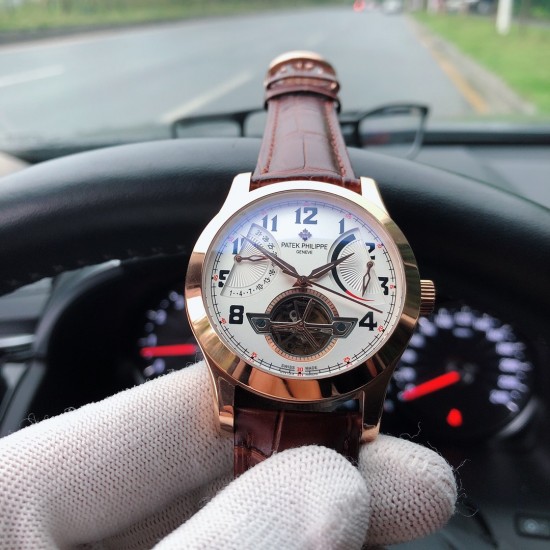 百达翡丽 -PATEK PHILIPPE T26 最新推出独特限量板：享誉全球！巧妙陀飞仑单独停秒设计，豪气十足 标显天工之作！大3针＋多功能全自动设计.绝仑手工鱼鱗批花机芯设计！精密的机械技术和独特设计的高级宛表.A全自动机械机芯  耐用年以上 100%生活防水！三杰自家拍摄！认准质量[色]A级折蝶扣！A级机芯！直径：46mm.厚度12mm  三杰精致推荐男士精品机械腕表 精致传承真实效果 SJ品质的保证