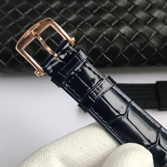 V9宝玑MARINE航海系列5517款腕表,航海天文钟的起源作品,“时计本是兵家利器”说的就是这款腕表,钟表界的巨作。工厂全面抄写原装数据,98%还原壳型字面,彰显原装优雅硬朗的气质,以进口9015升级为原装同款777A自动机械机芯,镌刻独立编号与宝玑先生签名。直径40毫米,表壳外缘饰有钱币饰纹。正反均为蓝宝石防刮玻璃,旋入式防水表冠。实测防水深度100米。搭配饰有太阳放射纹表盘,配装意大利鳄鱼纹真牛皮,另送一副原装胶带,一表两戴,以零头的价格给您带来原装超值体验。 V9宝玑MARINE航海系列5517款腕表,航海天文钟的起源作品,“时计本是兵家利器”说的就是这款腕表,钟表界的巨作。工厂全面抄写原装数据,98%还原壳型字面,彰显原装优雅硬朗的气质,以进口9015升级为原装同款777A自动机械机芯,镌刻独立编号与宝玑先生签名。直径40毫米,表壳外缘饰有钱币饰纹。正反均为蓝宝石防刮玻璃,旋入式防水表冠。实测防水深度100米。搭配饰有太阳放射纹表盘,配装意大利鳄鱼纹真牛皮,另送一副原装胶带,一表两戴,以零头的价格给您带来原装超值体验。