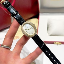 Baignoire de Cartier W:25mm L:32mmBaignoire de Cartier 卡地亚Baignoire1920#浴缸1920系列，进口瑞士石英机芯。316L精钢表壳表扣。整体5A莫桑石镶嵌，淬火钢蓝指针，拱形水晶镜面。表壳尺寸：宽度25mm长度32mm