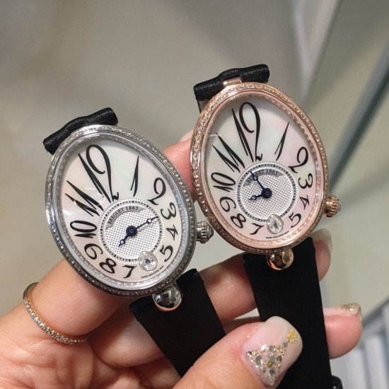 ⚠️到货啦 新版宝玑 实拍 Breguet-宝玑那不勒斯皇后系列! 史上最强最美 超薄 最新升级版本 绝对值得拥有的一款 正品一致的拉丁料绢表带 蓝宝石拱桥弧形玻璃 表盘用天然白色珍珠母贝 阿拉伯数字时符 经典的蓝钢宝玑指针 6点位设有一颗水滴形钻石 机芯是586/1自动上链机 我们一直正品完美复刻 那不勒斯皇后款 绝对的女神气质名媛款 最重要的是百搭得来不失少女心 必入款❗带上一秒变女神,各种派对,晚会,聚会,约会,发布会,让你BlingBling。 ⚠️到货啦 新版宝玑 实拍 Breguet-宝玑那不勒斯皇后系列! 史上最强最美 超薄 最新升级版本 绝对值得拥有的一款 正品一致的拉丁料绢表带 蓝宝石拱桥弧形玻璃 表盘用天然白色珍珠母贝 阿拉伯数字时符 经典的蓝钢宝玑指针 6点位设有一颗水滴形钻石 机芯是586/1自动上链机 我们一直正品完美复刻 那不勒斯皇后款 绝对的女神气质名媛款 最重要的是百搭得来不失少女心 必入款❗带上一秒变女神,各种派对,晚会,聚会,约会,发布会,让你BlingBling。