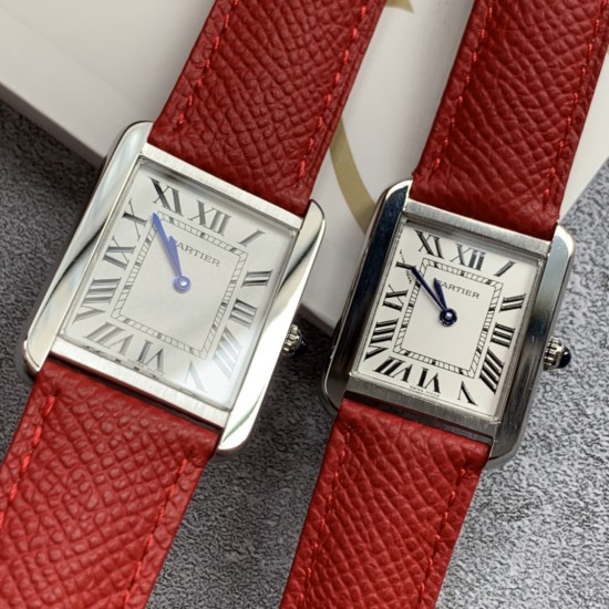 实拍【精品升级版】卡地亚超薄坦克Cartier Tank Solo系列,一款百搭性价比又高的手表 进口瑞士石英机芯,圆珠形表冠,镶嵌一颗凸圆形合成尖晶石,镀银珠光表盘,罗马数字时标,剑形蓝钢指针,蓝宝石水晶镜面,搭配进口牛皮表带,多颜色可搭配。直径:小号2431mm,中号2734mm。佩戴舒适柔软服帖,上手显得高贵又典雅,很气质很女人独家货源。 实拍【精品升级版】卡地亚超薄坦克Cartier Tank Solo系列,一款百搭性价比又高的手表 进口瑞士石英机芯,圆珠形表冠,镶嵌一颗凸圆形合成尖晶石,镀银珠光表盘,罗马数字时标,剑形蓝钢指针,蓝宝石水晶镜面,搭配进口牛皮表带,多颜色可搭配。直径:小号2431mm,中号2734mm。佩戴舒适柔软服帖,上手显得高贵又典雅,很气质很女人独家货源。