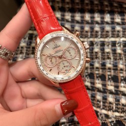 ★实拍 欧米茄-OMEGA 六针超霸系列多功能石英 女士腕表 表盘內设有横向椭圆形小表盘,6点钟位置设有垂直椭圆日历窗口。时针、分针及小秒盘的秒针均经过镀铑处理，( Omega)超霸系列以其标志性的外观设计以及精准走时的机芯品质深受消费者的喜爱。超霸系列的配色款式很多,提供给了消费者很多的选择
