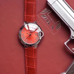 V6出品 CARTIER卡地亚蓝气球系列WSBB0022腕表，蓝气球系列，新款，中国红，尺寸：33*11毫米，悦目的红色，既象征爱情的热烈，也传达团圆的喜悦。浓情蜜意，化作红色鳄鱼皮表带，在爱人的腕间缠绕；凸圆形尖晶石镶嵌在凹槽式表冠，优雅而静谧；红色阳光射线纹饰表盘流光溢彩，如绚烂的红玫瑰，见证幸福与喜悦的时刻；剑形银色指针精准地记录下永恒的挚爱宣言，触动爱的心跳。此次一次性发售的卡地亚“中国红”蓝气球腕表，将为2020新年带来鸿运好彩头。