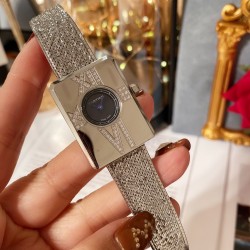 卡【CARTIER】新款腕表，精钢壳套⚡️表面精细抛光，宛如镜面，侧面拉丝细腻，经典罗马镶钻刻度[太阳]天然贝壳做字面，搭载进口石英机芯，耐刮蓝宝石玻璃，最新最压花表带尺寸：33*26mm