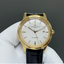 【TW 最新出品爆款推荐 】江诗丹顿Vacheron constantin 经典之美品鉴江诗.丹顿传袭系列腕表！TW制表师团队历时8个月精心设计，敢为人先，力求完美。 款式采用原装9015机芯，每小时振频28800次，零返修质量✅。TW厂独家研发壳套，独家的锅盖玻璃材质！直径40mm，超强3D立体感，超薄工艺。款式表盘上采用经典独家内影作为刻度，更显示出这款腕表的华贵气质。款式搭配意大利牛皮让手腕更贴合舒适 ⌚️江诗丹顿，你终将拥有的腕表