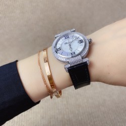 ★实拍 萧邦 CHOPARD IMPERIALE 系列腕表。独特风格带您走进一个新阶段并且成功塑造了崇尚自我表达和与众不同的生活化概念，316精钢材质，此表款全手工镶嵌施华洛世奇水晶钻，成为了美式奢侈生活风格的代表！进口石英机芯以及精细做工，佩戴贴手舒适，设计风格简约明朗。充满奢华璀璨的气息，光彩夺人、让你瞬间提升华丽的气质 ！