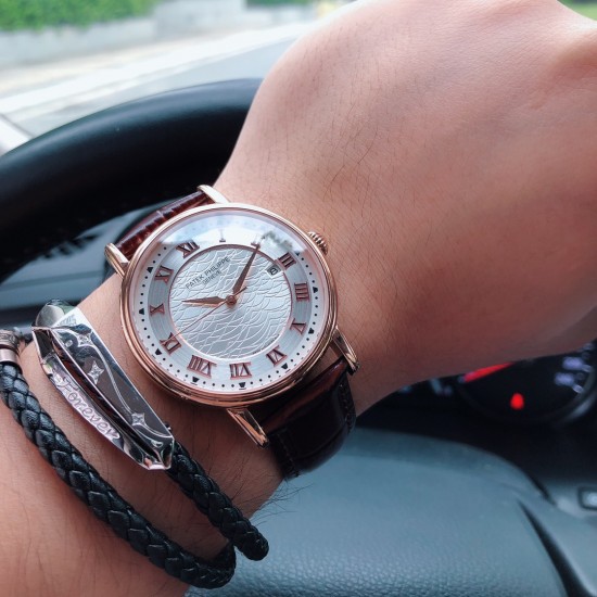 SJ出品 品牌:百达翡丽-PATEK PHILIPPE Z2 精品男士腕表,简约三针搭配3字位单日历设计,316精钢表壳,进口全自动机芯(超准走时)尺寸:40mm厚12mm,顶级进口牛皮表带,装配原装针扣 A级水晶镜面 三杰精致推荐男士精品机械腕表 精致传承真实效果 SJ品质的保证 SJ出品 品牌:百达翡丽-PATEK PHILIPPE Z2 精品男士腕表,简约三针搭配3字位单日历设计,316精钢表壳,进口全自动机芯(超准走时)尺寸:40mm厚12mm,顶级进口牛皮表带,装配原装针扣 A级水晶镜面 三杰精致推荐男士精品机械腕表 精致传承真实效果 SJ品质的保证