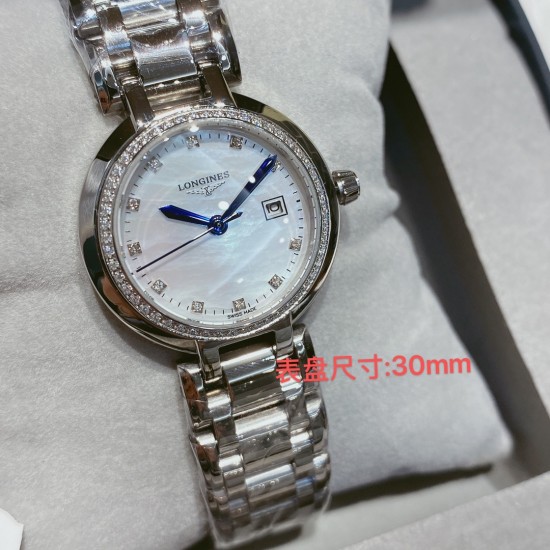★实拍 浪琴心月系列女士腕表,每个表都是一表一码,进口石英机芯,精钢圆形表壳,表径30mm,抗磨损合成双卜蓝宝石玻璃(数据同步正品),A级深海白色珍珠母贝字面,高档八角批花镐石钻丁刻度,蓝钢指针,精钢表链搭配原装三折式表扣。 ★实拍 浪琴心月系列女士腕表,每个表都是一表一码,进口石英机芯,精钢圆形表壳,表径30mm,抗磨损合成双卜蓝宝石玻璃(数据同步正品),A级深海白色珍珠母贝字面,高档八角批花镐石钻丁刻度,蓝钢指针,精钢表链搭配原装三折式表扣。