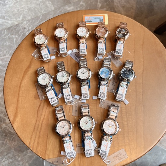 欧米茄 OMEGA LADYMATIC 【妮可基德曼女神的拥护者】备受瞩目的鸟巢系列新品腕表。316L精钢材质,采用精巧绝伦贝壳表盘面,搭配蓝宝石水晶镜面凸显效果美轮美奂,精细手工彰显不俗的质感,搭载进口石英机芯,进口小牛皮搭配原装表扣和全钢表带可供选择。女神必备珍品,你值得拥有!!尺寸34mm*10mm。 欧米茄 OMEGA LADYMATIC 【妮可基德曼女神的拥护者】备受瞩目的鸟巢系列新品腕表。316L精钢材质,采用精巧绝伦贝壳表盘面,搭配蓝宝石水晶镜面凸显效果美轮美奂,精细手工彰显不俗的质感,搭载进口石英机芯,进口小牛皮搭配原装表扣和全钢表带可供选择。女神必备珍品,你值得拥有!!尺寸34mm*10mm。