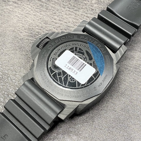 PANERAI沛纳海SUBMERSIBLE系列自动机械潜水腕表 PAM00979 PAM979 VS979 979 CARBOTECH碳纤维表壳 潜水倒计时表圈 蓝宝石镜面 保险护桥表冠 描绘有意大利海军蛙人突击队员的图像钛合金PVD黑底盖 碳纤维表盘 超强双色夜光 分针和表圈夜光点蓝色夜光用于潜水氧气倒计时 P.9010机芯 时针快调 可逆调日历 潜水伸缩橡胶表带 钛合金PVD黑针扣 直径47mm VS厂出品,出货实拍 PANERAI沛纳海SUBMERSIBLE系列自动机械潜水腕表 PAM00979 PAM979 VS979 979 CARBOTECH碳纤维表壳 潜水倒计时表圈 蓝宝石镜面 保险护桥表冠 描绘有意大利海军蛙人突击队员的图像钛合金PVD黑底盖 碳纤维表盘 超强双色夜光 分针和表圈夜光点蓝色夜光用于潜水氧气倒计时 P.9010机芯 时针快调 可逆调日历 潜水伸缩橡胶表带 钛合金PVD黑针扣 直径47mm VS厂出品,出货实拍