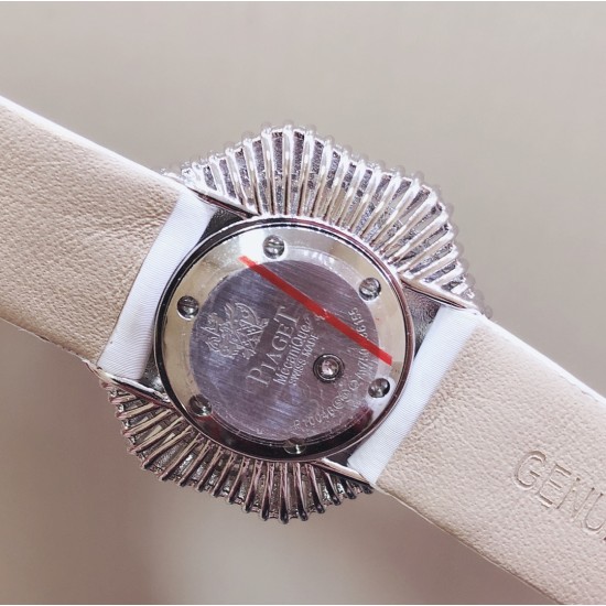 实拍 最新颜色 PIAGET伯爵 Limelight非凡珍品腕表系列 表壳直径为33mm ,电镀白金,瑞士朗达石英机芯 。手表表壳由花瓣造型上镶嵌112颗特制切割方形钻石于表圈 彰显奢华 蓝宝石水晶镜面 搭配绸缎丝绢皮。这不仅是一款非凡的腕表,更堪称一件珠宝工艺杰作,完美结合创意 打破常规的切割,彰显着珠宝腕表的优雅魅力 实拍 最新颜色 PIAGET伯爵 Limelight非凡珍品腕表系列 表壳直径为33mm ,电镀白金,瑞士朗达石英机芯 。手表表壳由花瓣造型上镶嵌112颗特制切割方形钻石于表圈 彰显奢华 蓝宝石水晶镜面 搭配绸缎丝绢皮。这不仅是一款非凡的腕表,更堪称一件珠宝工艺杰作,完美结合创意 打破常规的切割,彰显着珠宝腕表的优雅魅力