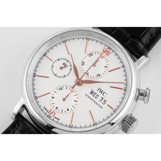 TW倾情演绎【IWC万国波涛菲诺计时腕表】腕表尺寸42mmX13.5mm。完美同步正品,表壳以精钢材质打造,通过细致的抛光打磨之后呈现出细腻光泽,表耳弧度自然,与表壳完美融合,线条流畅,光泽闪耀。腕表内部搭载7750改原装Cal.79320自动机械机芯,实现所有功能与原装一致,密底设计,周年纪念徽标镌刻表底,采用意大利小牛皮搭配针扣,简单配戴,上手效果极佳!TW出品IWC波涛计时,生动诠释柏涛菲诺永不落幕的经典,欢迎各路表友品鉴 TW倾情演绎【IWC万国波涛菲诺计时腕表】腕表尺寸42mmX13.5mm。完美同步正品,表壳以精钢材质打造,通过细致的抛光打磨之后呈现出细腻光泽,表耳弧度自然,与表壳完美融合,线条流畅,光泽闪耀。腕表内部搭载7750改原装Cal.79320自动机械机芯,实现所有功能与原装一致,密底设计,周年纪念徽标镌刻表底,采用意大利小牛皮搭配针扣,简单配戴,上手效果极佳!TW出品IWC波涛计时,生动诠释柏涛菲诺永不落幕的经典,欢迎各路表友品鉴