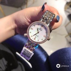 欧米茄 OMEGA 精品女神水滴系列腕表。316L精钢材质，进口石英机芯，原装折叠扣，精致唯美的设计，让您的美丽无处不在，也将华丽与经典融合，创造出惊艳巨作，表盘清新淡雅，色彩的格调将华丽装点腕间，悦享浪漫之感。尺寸28mm。