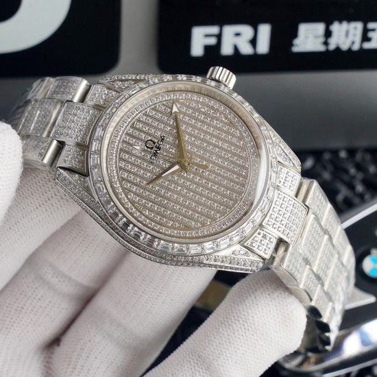 原版复刻 欧米茄镶钻系列,直径40mm,厚度9mm,所有配零件与官版互通!尺寸重量均与正版一致!【机芯】ETA2824机芯,所有机芯出厂均严格调试确保走时精准。【表壳表扣】与原版一致材质的316L精钢表壳搭配316L精钢表带/原装保险扣,表扣跟原装一样是镶钻的,3.表带的每一节带粒都是镶有三排钻石的,完全吻合原版【表镜】抗刮损蓝水晶玻璃采用进口南非钻,历经数日的手工镶嵌而成,不易掉钻。是手表中一款比较超薄的机械表,质量保证,价格贴心!拥有即贴心!⚠️请认准独家品质 原版复刻 欧米茄镶钻系列,直径40mm,厚度9mm,所有配零件与官版互通!尺寸重量均与正版一致!【机芯】ETA2824机芯,所有机芯出厂均严格调试确保走时精准。【表壳表扣】与原版一致材质的316L精钢表壳搭配316L精钢表带/原装保险扣,表扣跟原装一样是镶钻的,3.表带的每一节带粒都是镶有三排钻石的,完全吻合原版【表镜】抗刮损蓝水晶玻璃采用进口南非钻,历经数日的手工镶嵌而成,不易掉钻。是手表中一款比较超薄的机械表,质量保证,价格贴心!拥有即贴心!⚠️请认准独家品质