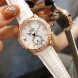 OMEGA【欧米茄】女士腕表，每一个产品都是以女神标准打造的，总能让你惊喜收获魅力加分，奢华时尚丝毫不减以往，但却多了一分简约的清新气息，不管是哪款欧米茄腕表从来都无需考虑配搭问题，二针半星空面 纯钢表壳镶嵌施华洛水晶，进口机芯，矿物质钢化镀膜镜面，进口牛皮表带，原装折叠表扣，尺寸:35mm ️心随表动 我随心动