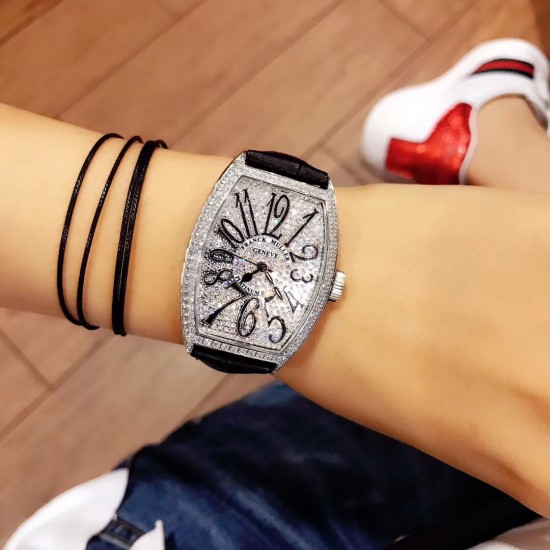 法穆兰 Franck Muller 是深受时尚白领及众多明星追捧的顶级腕表品牌,法兰克穆勒的标志性特征是其酒桶型表壳和夸张的弧度设计,同时也拥有精湛的制表工艺,法兰克穆勒手表凝聚了无限心血、承载了无尽情感,是鉴赏家眼中出类拔萃、独一无二的完美杰作。尺寸32mm*45mm*12mm。 法穆兰 Franck Muller 是深受时尚白领及众多明星追捧的顶级腕表品牌,法兰克穆勒的标志性特征是其酒桶型表壳和夸张的弧度设计,同时也拥有精湛的制表工艺,法兰克穆勒手表凝聚了无限心血、承载了无尽情感,是鉴赏家眼中出类拔萃、独一无二的完美杰作。尺寸32mm*45mm*12mm。