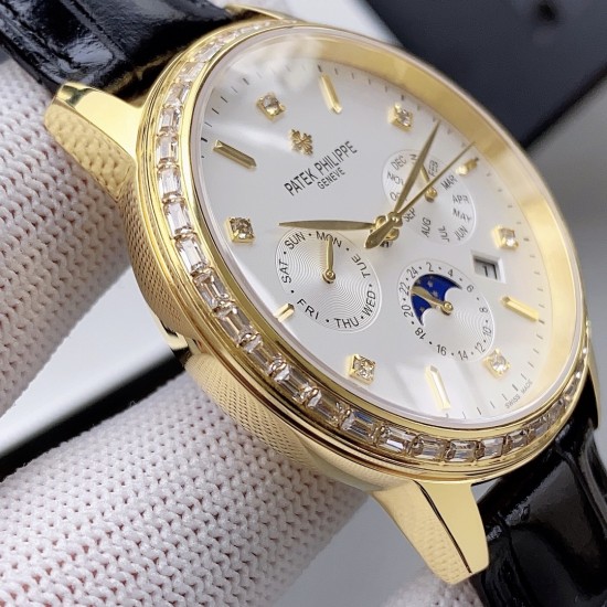2020最新款式 百达翡丽 (实拍图)Patek Philippe 贵族的艺术品!搭配进口9100多功能机芯(0返修)功能(24小时,星期,星辰,月份)进口316精钢!搭配意大利进口小牛皮!原装折叠扣!尺寸42mm。耐磨防刮蓝宝石玻璃!超强防水50米!简约而不简单!你永远无法拥有一块百达翡丽,你只是在替你的后代保管他. ( 慎重承诺 : 产品实物光泽手感更佳精湛 字盘刻度栩栩如生 壳套工艺都是宗师级别轻身检验 加上新时代机器高技锻造 上手震撼尊贵非凡。你值得拥有!⚠️请认准独家品质 2020最新款式 百达翡丽 (实拍图)Patek Philippe 贵族的艺术品!搭配进口9100多功能机芯(0返修)功能(24小时,星期,星辰,月份)进口316精钢!搭配意大利进口小牛皮!原装折叠扣!尺寸42mm。耐磨防刮蓝宝石玻璃!超强防水50米!简约而不简单!你永远无法拥有一块百达翡丽,你只是在替你的后代保管他. ( 慎重承诺 : 产品实物光泽手感更佳精湛 字盘刻度栩栩如生 壳套工艺都是宗师级别轻身检验 加上新时代机器高技锻造 上手震撼尊贵非凡。你值得拥有!⚠️请认准独家品质