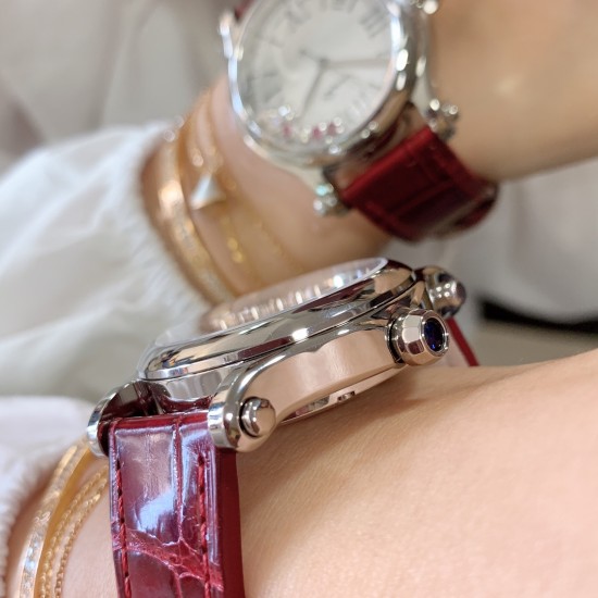 实拍 最新配色 特别款 最强副本萧邦CHOPARD快乐钻系列（原版开模）「中号36mm 」历时一年多研发终于面世，在蓝气球已经是女士标配的时代 萧邦快乐钻系列女表脱颖而出，成为时尚界追捧的一股潮流！此款不但能凸显出钻石的高贵而且更是「女神」最渴望拥有腕表之一 轻松出席各种场合不会出现「同款尴尬」【表带】标配美洲鳄鱼皮 【机芯】采用TOP级海鸥2892机芯，每颗机芯都经制表师的精调细选，确保带来稳定可靠的精准走时。绝世精品！图为36尺寸