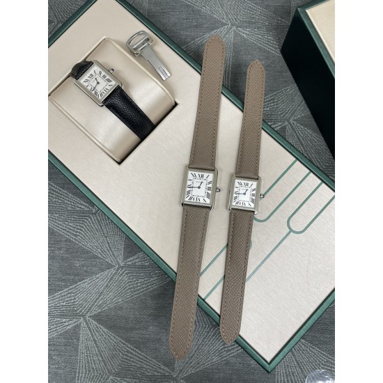 卡地亚超薄坦克Cartier Tank Solo系列,进口瑞士石英机芯,圆珠形表冠,镶嵌一颗凸圆形合成尖晶石,珠光红表盘,罗马数字时标,剑形蓝钢指针,蓝宝石水晶镜面,搭配意大利牛皮表带。直径:小号2431mm,中号2734mm。 卡地亚超薄坦克Cartier Tank Solo系列,进口瑞士石英机芯,圆珠形表冠,镶嵌一颗凸圆形合成尖晶石,珠光红表盘,罗马数字时标,剑形蓝钢指针,蓝宝石水晶镜面,搭配意大利牛皮表带。直径:小号2431mm,中号2734mm。