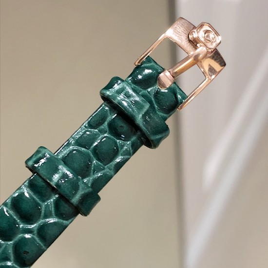 【独家美拍萧邦经邦萧邦HAPPY DIAMONDS系列快乐钻腕表】新增最新绿表盘 蓝宝石玻璃镜面 我们就是自己的神话 原厂瑞士石英机芯 镜面内7颗快乐钻自由转动 活动钻石围绕表盘回旋起舞 制作精巧的表壳玩味透明概念 chopard家标志性的Happy钻石在两片蓝宝石水晶玻璃 形成的空间内自由滑动 充分展现自由和欢快的感觉 表壳顶端与底端各缀有一圈钻石 树叶形指针 较小的同心圆为珍珠母贝质地 呈圆满的球型 两个同心圆环上皆全手工镶有钻石 七颗灵动钻石如悬空漂浮一般 细节见真知 【独家美拍萧邦经邦萧邦HAPPY DIAMONDS系列快乐钻腕表】新增最新绿表盘 蓝宝石玻璃镜面 我们就是自己的神话 原厂瑞士石英机芯 镜面内7颗快乐钻自由转动 活动钻石围绕表盘回旋起舞 制作精巧的表壳玩味透明概念 chopard家标志性的Happy钻石在两片蓝宝石水晶玻璃 形成的空间内自由滑动 充分展现自由和欢快的感觉 表壳顶端与底端各缀有一圈钻石 树叶形指针 较小的同心圆为珍珠母贝质地 呈圆满的球型 两个同心圆环上皆全手工镶有钻石 七颗灵动钻石如悬空漂浮一般 细节见真知