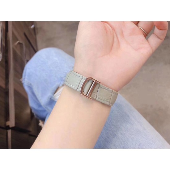 卡地亚 CARTIER 蓝气球奢华系列,316L精钢材质,简约又别具品味,摒弃了现代盛行的繁复华丽的修饰,以简约重新诠释唯美,打造独家高品质,采用高级珍珠贝母制作出表盘,优雅精致高贵气质尽显无漏。尺寸36mm*12mm。 卡地亚 CARTIER 蓝气球奢华系列,316L精钢材质,简约又别具品味,摒弃了现代盛行的繁复华丽的修饰,以简约重新诠释唯美,打造独家高品质,采用高级珍珠贝母制作出表盘,优雅精致高贵气质尽显无漏。尺寸36mm*12mm。