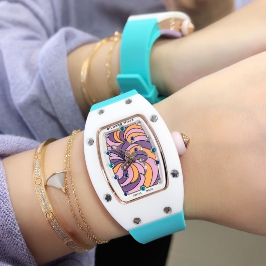 实拍 最新理查珐琅棉花糖理查德米勒 RichardMille 珐琅棉花糖 最新爆款 bon bon系列最稀有的作品!克服传统工艺打破模式!钟表最受尊敬的技术之一。不是所有人的嫁妆,棉花糖运动曲线和颜色,它们是诱人的。有了理查德米勒,实现了把棉花糖戴在你的手腕上!白色陶瓷加上黄粉绿搪瓷表盘,RM-07柔和的颜色创造了一个组合...甜蜜!糖果店的一次旅行,一个让人难以置信的艺术品。你会戴上它吗? 实拍 最新理查珐琅棉花糖理查德米勒 RichardMille 珐琅棉花糖 最新爆款 bon bon系列最稀有的作品!克服传统工艺打破模式!钟表最受尊敬的技术之一。不是所有人的嫁妆,棉花糖运动曲线和颜色,它们是诱人的。有了理查德米勒,实现了把棉花糖戴在你的手腕上!白色陶瓷加上黄粉绿搪瓷表盘,RM-07柔和的颜色创造了一个组合...甜蜜!糖果店的一次旅行,一个让人难以置信的艺术品。你会戴上它吗?