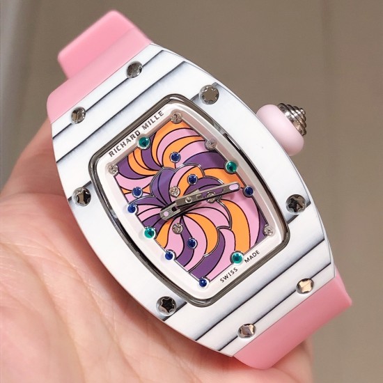 实拍 最新理查珐琅棉花糖理查德米勒 RichardMille 珐琅棉花糖 最新爆款 bon bon系列最稀有的作品!克服传统工艺打破模式!钟表最受尊敬的技术之一。不是所有人的嫁妆,棉花糖运动曲线和颜色,它们是诱人的。有了理查德米勒,实现了把棉花糖戴在你的手腕上!白色陶瓷加上黄粉绿搪瓷表盘,RM-07柔和的颜色创造了一个组合...甜蜜!糖果店的一次旅行,一个让人难以置信的艺术品。你会戴上它吗? 实拍 最新理查珐琅棉花糖理查德米勒 RichardMille 珐琅棉花糖 最新爆款 bon bon系列最稀有的作品!克服传统工艺打破模式!钟表最受尊敬的技术之一。不是所有人的嫁妆,棉花糖运动曲线和颜色,它们是诱人的。有了理查德米勒,实现了把棉花糖戴在你的手腕上!白色陶瓷加上黄粉绿搪瓷表盘,RM-07柔和的颜色创造了一个组合...甜蜜!糖果店的一次旅行,一个让人难以置信的艺术品。你会戴上它吗?