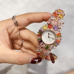 Chopard 萧邦 新款彩钻腕表：精致奢华；整表采用镶嵌技术；珍珠母贝、创意珠宝系列女士腕表镶嵌明亮式切割钻石、圆形切割钻石和蛋形彩锆石、这不仅是一款非凡的腕表，更堪称一件珠宝工艺杰作，完美结合创意、彩色宝石和打破常规的切割，彰显着品牌的魅力．壳直径33mm、