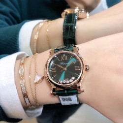 实拍 原单工厂品质 【欧洲版本全球限量款】【30mm】萧邦HAPPYDIAMONDS系列，翡翠绿来啦！都说男戴万国女戴萧邦 有金（进）有钻（赚）寓意也很好。表盘内的钻石滚珠可自由滑行转动，5钻时来运转 财运滚滚。绿色美洲鳄鱼皮 这个绿色简直不要太好看了  表盘30mm大小 一种半钢半金，一种全玫瑰金，蓝宝石三层玻璃镜面，自动上链机械机芯。