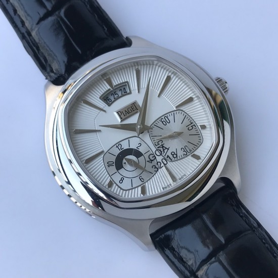 TW出品【高端品质复刻版】伯爵 黑带系列 Piaget BLACK -TIE系列GOA32017 男士腕表 枕形的表壳以不同的几何造型完美和谐地搭配在一起 体现出伯爵匠心独具的创意 造工精湛的机芯不仅拥有时 分和小秒针显示 同时还能区分昼夜 精确显示第二地时间 并配有大型日期显示窗 在设计典雅的表盘上清晰呈现各项功能 尺寸42mm 机芯型号 850P全自动机械 蓝宝石水晶玻璃 进口牛皮 原装折叠扣 是陪伴您外出旅游的最佳旅行腕表 TW出品【高端品质复刻版】伯爵 黑带系列 Piaget BLACK -TIE系列GOA32017 男士腕表 枕形的表壳以不同的几何造型完美和谐地搭配在一起 体现出伯爵匠心独具的创意 造工精湛的机芯不仅拥有时 分和小秒针显示 同时还能区分昼夜 精确显示第二地时间 并配有大型日期显示窗 在设计典雅的表盘上清晰呈现各项功能 尺寸42mm 机芯型号 850P全自动机械 蓝宝石水晶玻璃 进口牛皮 原装折叠扣 是陪伴您外出旅游的最佳旅行腕表