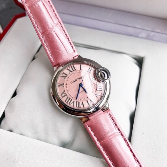 卡地亚 「 Cartier 」原装1:1复刻 、凸面弧形表壳,扭索雕纹表盘,剑形指针,在卡地亚制表世界中,Ballon Bleu 蓝气球腕表以风格细腻,格调高雅著称。 卡地亚 「 Cartier 」原装1:1复刻 、凸面弧形表壳,扭索雕纹表盘,剑形指针,在卡地亚制表世界中,Ballon Bleu 蓝气球腕表以风格细腻,格调高雅著称。