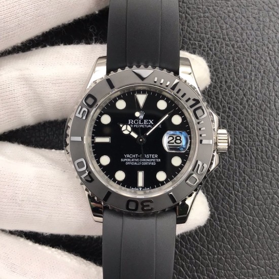 2019新款游艇到货，劳力士ROLEX游艇名仕型 装载2836机芯，双向旋转60分钟刻度外圈配哑黑色Cerachrom陶质圈口，凸显抛光立体数字！新款时针增大，分针缩细，增强了可读性。新款Pyesterflex橡胶表带亦配备蚝式保险扣，人性化二级可剪设计，佩戴稳固从而更加舒适！字面刻度填充进口Chromalight长效果蓝色物料！原装保护胶罩，超级复刻，只有少量，速度要快，动作要帅[机智]现下单外赠一副橡胶表带。