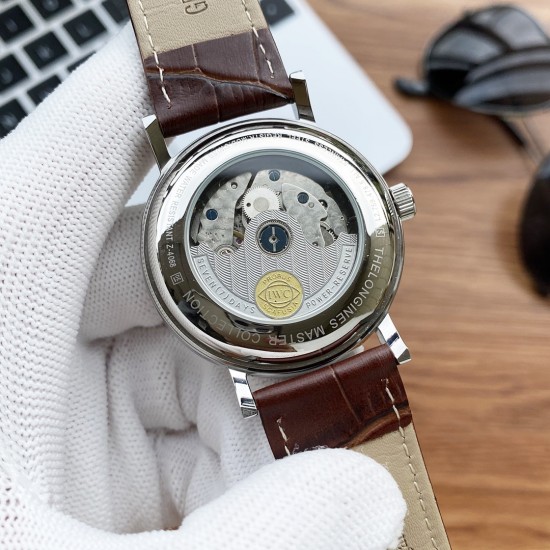 实物拍摄品牌：万国-IWC  类型：[酷]男士腕表表壳：316精钢（做工优质）表带：进口真牛皮/316精钢(两种可选)机芯：高级定制全自动机械机芯（走时稳定）玻璃：高级强化镀膜镜面尺寸：直径40mm，厚度12mm
