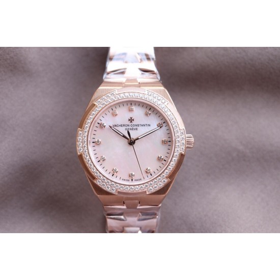 实拍【Vacheron Constantin江诗丹顿】纵横四海系列OVERSEAS女款小号型钢带款——一款极具魅力和旅行精神的女性腕表【表壳】直径36mm适合大部分女性佩戴,84颗圆形切割施华洛水更是钻璀璨夺目 【表盘】简约的大三针设计 旭日纹缎面拉丝的工艺处理 深邃优雅 时标均带白色夜光涂层 【机芯】CITIZEN8系列改Cal.5300机芯(机芯稳定零返修 ) 原装18k纳米镀金质摆陀 实拍【Vacheron Constantin江诗丹顿】纵横四海系列OVERSEAS女款小号型钢带款——一款极具魅力和旅行精神的女性腕表【表壳】直径36mm适合大部分女性佩戴,84颗圆形切割施华洛水更是钻璀璨夺目 【表盘】简约的大三针设计 旭日纹缎面拉丝的工艺处理 深邃优雅 时标均带白色夜光涂层 【机芯】CITIZEN8系列改Cal.5300机芯(机芯稳定零返修 ) 原装18k纳米镀金质摆陀
