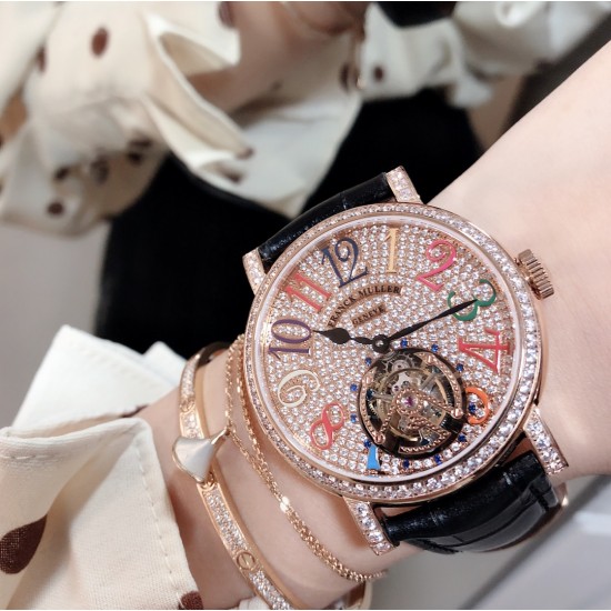 实拍 新品上市 法兰克穆勒 FRANCK MULLER 完美无瑕的设计,FM陀飞轮腕表震撼上市。腕表采用镂空式布局设计。机芯全貌一目了然,将复杂和神秘的陀飞轮装置完美显现。【重点介绍】采用精准稳定的海鸥陀飞轮手动机芯。丰满的机械感,。不仅将陀飞轮的机械美体现恰当,更是将她的神秘一览无遗的完美展示。【精彩细节】360度无死角镜面抛光,完美表达陀飞轮腕表高端大方的气质。意大利小牛皮表带,材质柔软,佩戴透气舒适,完美还原正品感觉。TW出品FM---GIGA陀飞轮,给您带来不一样的奢华体验! 实拍 新品上市 法兰克穆勒 FRANCK MULLER 完美无瑕的设计,FM陀飞轮腕表震撼上市。腕表采用镂空式布局设计。机芯全貌一目了然,将复杂和神秘的陀飞轮装置完美显现。【重点介绍】采用精准稳定的海鸥陀飞轮手动机芯。丰满的机械感,。不仅将陀飞轮的机械美体现恰当,更是将她的神秘一览无遗的完美展示。【精彩细节】360度无死角镜面抛光,完美表达陀飞轮腕表高端大方的气质。意大利小牛皮表带,材质柔软,佩戴透气舒适,完美还原正品感觉。TW出品FM---GIGA陀飞轮,给您带来不一样的奢华体验!