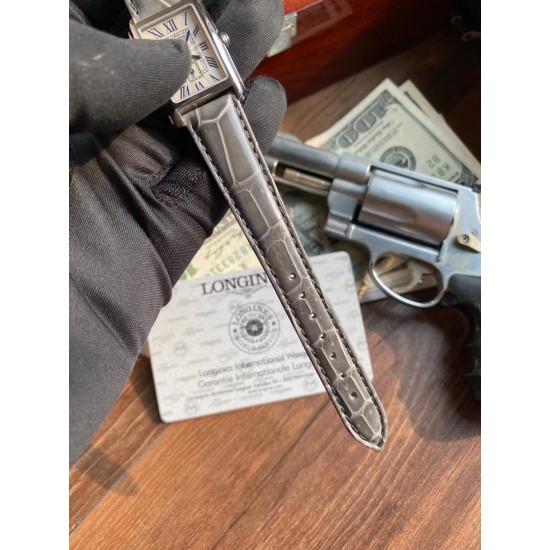 鳄鱼皮瑞士石英到货!浪琴表黛绰维纳20.80 X 32.00mm 石英女士腕表!瑞士石英,蓝宝石玻璃,鳄鱼皮表带,浪琴排名皇后级别的当属黛绰维纳系列女表 以意大利语中的Dolce Vita为名 寓意甜美生活 寓意意式生活邂逅现代浪漫 通过几何线条与柔美曲线塑造出现代优雅与妩媚姿态 银色表盘的雕花、以及蓝钢指针等精致细节都烘托出佩戴者纯正的优雅与贵气 ! 鳄鱼皮瑞士石英到货!浪琴表黛绰维纳20.80 X 32.00mm 石英女士腕表!瑞士石英,蓝宝石玻璃,鳄鱼皮表带,浪琴排名皇后级别的当属黛绰维纳系列女表 以意大利语中的Dolce Vita为名 寓意甜美生活 寓意意式生活邂逅现代浪漫 通过几何线条与柔美曲线塑造出现代优雅与妩媚姿态 银色表盘的雕花、以及蓝钢指针等精致细节都烘托出佩戴者纯正的优雅与贵气 !