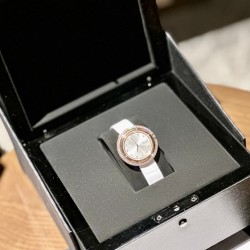 伯爵“时来运转”顶级奢侈品入门款第一眼看到它的时候我一眼就中，首先是外观设计足够百搭，旋转式表圈可自由转动，外层一圈可来回转动 很有寓意、一起“转动，遇见非凡”。百搭中号34尺寸！上手很秀气，彩色鳄鱼皮可轻松拆卸 看上去就高端，机芯采用瑞士进口石英机芯，螺旋式表圈316L精钢打磨抛光 表面光亮如镜、表盘内圈钻石刻度 11颗⭕️圆形美钻、外圈42颗圆形美钻