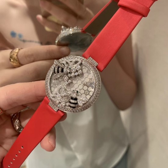 ❤️卡地亚C家白色小蜜蜂创意宝石系列当时看到第一眼就觉得超级可爱!喜欢的赶快拿下吧!整只蜜蜂都是纯手工缝制施华洛钻!光是蜜蜂的大小就调了N次!瑞士石英机芯!40mm的表盘!表带绢丝也是采用原版一致的小薄绒绢丝表带 颜色也是刚刚好的好看!光是为了对版就花费了多少心血 不过换来都是值得的!可以说它是非常完美了!❤️ ❤️卡地亚C家白色小蜜蜂创意宝石系列当时看到第一眼就觉得超级可爱!喜欢的赶快拿下吧!整只蜜蜂都是纯手工缝制施华洛钻!光是蜜蜂的大小就调了N次!瑞士石英机芯!40mm的表盘!表带绢丝也是采用原版一致的小薄绒绢丝表带 颜色也是刚刚好的好看!光是为了对版就花费了多少心血 不过换来都是值得的!可以说它是非常完美了!❤️