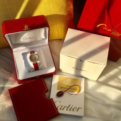 ❤️实拍 卡地亚-Cartier 满钻藤花系列腕表 双排钻侧身 搭配亮黑.红色鳄鱼皮瑞士石英机芯 蓝宝石水晶玻璃镜面 百搭经典尺寸35mm。表盘媚丽搭配并缀有彩色饰以密镶藤花的造型 奢华极致你值得拥有它。