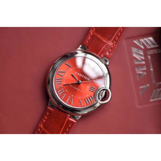 V6出品 CARTIER卡地亚蓝气球系列WSBB0022腕表,蓝气球系列,新款,中国红,尺寸:33*11毫米,悦目的红色,既象征爱情的热烈,也传达团圆的喜悦。浓情蜜意,化作红色鳄鱼皮表带,在爱人的腕间缠绕;凸圆形尖晶石镶嵌在凹槽式表冠,优雅而静谧;红色阳光射线纹饰表盘流光溢彩,如绚烂的红玫瑰,见证幸福与喜悦的时刻;剑形银色指针精准地记录下永恒的挚爱宣言,触动爱的心跳。此次一次性发售的卡地亚“中国红”蓝气球腕表,将为2020新年带来鸿运好彩头。 V6出品 CARTIER卡地亚蓝气球系列WSBB0022腕表,蓝气球系列,新款,中国红,尺寸:33*11毫米,悦目的红色,既象征爱情的热烈,也传达团圆的喜悦。浓情蜜意,化作红色鳄鱼皮表带,在爱人的腕间缠绕;凸圆形尖晶石镶嵌在凹槽式表冠,优雅而静谧;红色阳光射线纹饰表盘流光溢彩,如绚烂的红玫瑰,见证幸福与喜悦的时刻;剑形银色指针精准地记录下永恒的挚爱宣言,触动爱的心跳。此次一次性发售的卡地亚“中国红”蓝气球腕表,将为2020新年带来鸿运好彩头。