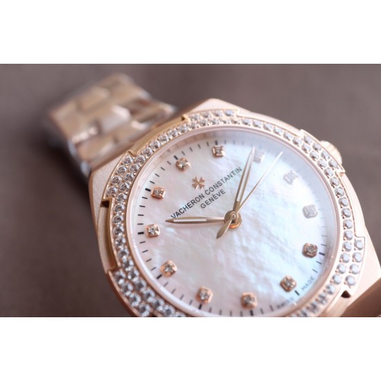 实拍【Vacheron Constantin江诗丹顿】纵横四海系列OVERSEAS女款小号型钢带款——一款极具魅力和旅行精神的女性腕表【表壳】直径36mm适合大部分女性佩戴,84颗圆形切割施华洛水更是钻璀璨夺目 【表盘】简约的大三针设计 旭日纹缎面拉丝的工艺处理 深邃优雅 时标均带白色夜光涂层 【机芯】CITIZEN8系列改Cal.5300机芯(机芯稳定零返修 ) 原装18k纳米镀金质摆陀 实拍【Vacheron Constantin江诗丹顿】纵横四海系列OVERSEAS女款小号型钢带款——一款极具魅力和旅行精神的女性腕表【表壳】直径36mm适合大部分女性佩戴,84颗圆形切割施华洛水更是钻璀璨夺目 【表盘】简约的大三针设计 旭日纹缎面拉丝的工艺处理 深邃优雅 时标均带白色夜光涂层 【机芯】CITIZEN8系列改Cal.5300机芯(机芯稳定零返修 ) 原装18k纳米镀金质摆陀