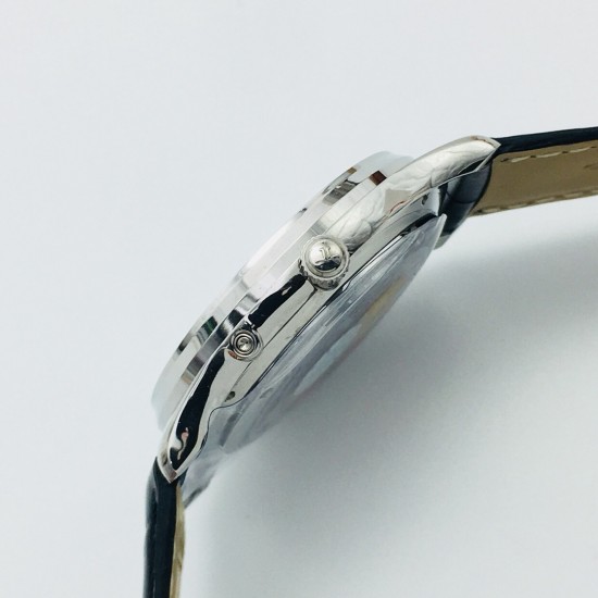 ZF【厚积“薄”发 年度大作】ZF新品,积家月相大师系列,表壳直径39mmX9.9mm与原装同步。六点钟的子盘拥有阳历阴历(月相)双期显示,月相一月转一圈,功能和正品一致。【技术突破】采用9015改积家自产Cal.925/1机芯,功能百分百同步原装自产机芯。走时稳定,素质坚挺。【细节突破】从侧面观察腕表盘面发现有微微的弧度,ZF为了达到这一效果,耗时费力多次调整模具,确保神韵和感觉能与原装相媲美。ZF积家月相大师,满足您对月相的一切美好情怀。 ZF【厚积“薄”发 年度大作】ZF新品,积家月相大师系列,表壳直径39mmX9.9mm与原装同步。六点钟的子盘拥有阳历阴历(月相)双期显示,月相一月转一圈,功能和正品一致。【技术突破】采用9015改积家自产Cal.925/1机芯,功能百分百同步原装自产机芯。走时稳定,素质坚挺。【细节突破】从侧面观察腕表盘面发现有微微的弧度,ZF为了达到这一效果,耗时费力多次调整模具,确保神韵和感觉能与原装相媲美。ZF积家月相大师,满足您对月相的一切美好情怀。