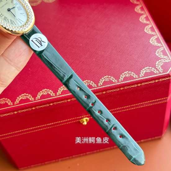 DR Factory 卡地亚Baignoire浴缸系列腕表,女神值得推荐的一款腕表!1⃣️典雅欧风浴缸形状,完美演绎卡地亚的经典美学,涌现腕表设计的焕新力量!2⃣️卡家又一经典之作浴缸系列。实物拿到手的时候大吃一惊,颜值高 !椭圆外型的感觉正是典雅欧风浴缸形状,这也太好看了吧!3⃣️Baignoire浴缸系列腕表,石英机芯。4⃣️镶嵌一颗凸圆形蓝石。5⃣️镀银表盘,剑形蓝钢指针,蓝宝石水晶镜面。灰褐色鳄鱼皮表带。6⃣️表壳尺寸:32x26毫米,厚度:8毫米 DR Factory 卡地亚Baignoire浴缸系列腕表,女神值得推荐的一款腕表!1⃣️典雅欧风浴缸形状,完美演绎卡地亚的经典美学,涌现腕表设计的焕新力量!2⃣️卡家又一经典之作浴缸系列。实物拿到手的时候大吃一惊,颜值高 !椭圆外型的感觉正是典雅欧风浴缸形状,这也太好看了吧!3⃣️Baignoire浴缸系列腕表,石英机芯。4⃣️镶嵌一颗凸圆形蓝石。5⃣️镀银表盘,剑形蓝钢指针,蓝宝石水晶镜面。灰褐色鳄鱼皮表带。6⃣️表壳尺寸:32x26毫米,厚度:8毫米