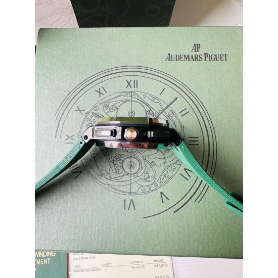 AP 爱彼 超级陶瓷甄品——皇家橡树离岸型26400系列腕表,采用全新的陶瓷材质锻造,质地轻 抗耐磨 不过敏 永不褪色。整表CNC级打磨 菱形表壳丝毫不割手,圈口拉丝呈自然一气呵成,每颗六角螺丝与表框皆处在同一平面,日历盘的TPE扩大效果与原版无异,纯手工填充的超强夜光不管颜色亦亮度均无限接近原版,符合人体工程学的微微可活动表带头粒佩戴更加舒适,搭载全新的定制版Cal.3126机芯 完美复刻了所有计时功能,夹板的红宝石更真 稳定性更强。整表分量与质感皆诚意满满! AP 爱彼 超级陶瓷甄品——皇家橡树离岸型26400系列腕表,采用全新的陶瓷材质锻造,质地轻 抗耐磨 不过敏 永不褪色。整表CNC级打磨 菱形表壳丝毫不割手,圈口拉丝呈自然一气呵成,每颗六角螺丝与表框皆处在同一平面,日历盘的TPE扩大效果与原版无异,纯手工填充的超强夜光不管颜色亦亮度均无限接近原版,符合人体工程学的微微可活动表带头粒佩戴更加舒适,搭载全新的定制版Cal.3126机芯 完美复刻了所有计时功能,夹板的红宝石更真 稳定性更强。整表分量与质感皆诚意满满!