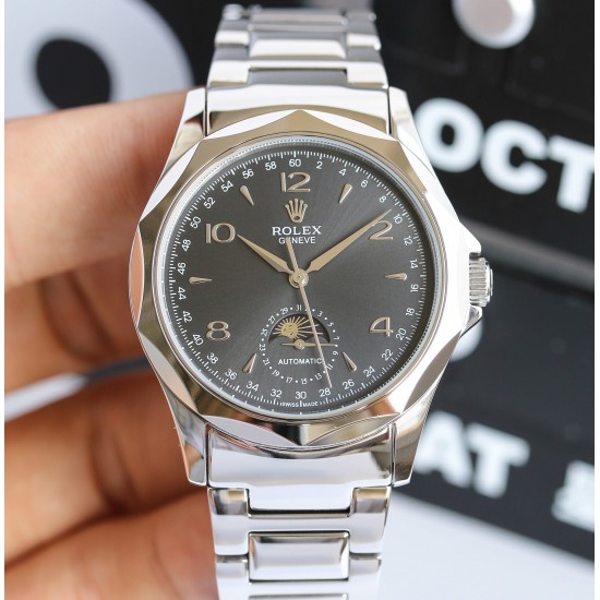 LL【精品推荐】新款劳力士首款月相显示腕表（ROLEX），此款腕表是来自《劳力士全球最著名设计师》历经考验，至臻呈现。[强]大三针表，6字位采用月相和日期显示，腕表采用进口316精钢壳套制做，配搭瑞士ETA2824月相功能机芯，进口蓝宝石镜面、尺寸：40mm厚度10mm超薄表盘、表带采用316精钢表带、具有防水性能，卓越的品质，完美的理念 屡创佳绩 绝对是男人身分地位的象征！