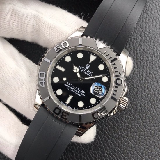 2019新款游艇到货，劳力士ROLEX游艇名仕型 装载2836机芯，双向旋转60分钟刻度外圈配哑黑色Cerachrom陶质圈口，凸显抛光立体数字！新款时针增大，分针缩细，增强了可读性。新款Pyesterflex橡胶表带亦配备蚝式保险扣，人性化二级可剪设计，佩戴稳固从而更加舒适！字面刻度填充进口Chromalight长效果蓝色物料！原装保护胶罩，超级复刻，只有少量，速度要快，动作要帅[机智]现下单外赠一副橡胶表带。