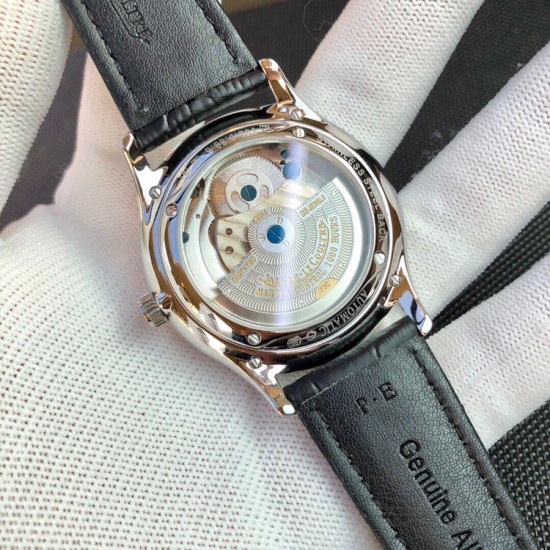 积家(Jaeger-LeCoultre)男士腕表,6字位置置设陀飞轮装置,精美的摆轮与擒纵轮不断的摆动,表盘镶贴了立体锥形的时标刻度 腕表采用42mm精钢材质! 积家(Jaeger-LeCoultre)男士腕表,6字位置置设陀飞轮装置,精美的摆轮与擒纵轮不断的摆动,表盘镶贴了立体锥形的时标刻度 腕表采用42mm精钢材质!