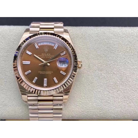 ROLEX 劳力士 星期日志型40mm终极版 搭载原版3255自动机械机芯228239系列腕表,40mm直径,研发耗时16个月!原版1比1开模。重点升级了以下几个要点:1.表壳直径与最新版3255型系列一致40毫米。2.表带头粒与原装一致,5件拼装,难度非常高,表带与表壳交错型无缝连结。3.把头皇冠处下方修改为与原版一致的两个圆点。4.表扣与原版一致里面加装了弹簧,字体大小工艺和原装一致。5.表壳侧面与原版一致增加二维码防伪。6.表壳与表带连接处的壳身刻有与原版一致的型号数字228239。 ROLEX 劳力士 星期日志型40mm终极版 搭载原版3255自动机械机芯228239系列腕表,40mm直径,研发耗时16个月!原版1比1开模。重点升级了以下几个要点:1.表壳直径与最新版3255型系列一致40毫米。2.表带头粒与原装一致,5件拼装,难度非常高,表带与表壳交错型无缝连结。3.把头皇冠处下方修改为与原版一致的两个圆点。4.表扣与原版一致里面加装了弹簧,字体大小工艺和原装一致。5.表壳侧面与原版一致增加二维码防伪。6.表壳与表带连接处的壳身刻有与原版一致的型号数字228239。