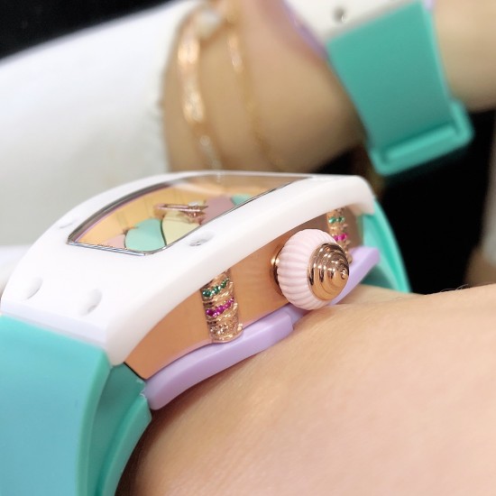 实拍 理查德米勒 RichardMille 糖果棉花糖 最新爆款 bon bon系列最稀有的作品!克服传统工艺打破模式!钟表最受尊敬的技术之一。不是所有人的嫁妆,棉花糖运动曲线和颜色,它们是诱人的。有了理查德米勒,实现了把棉花糖戴在你的手腕上!白色陶瓷加上黄粉绿搪瓷表盘,RM-07柔和的颜色创造了一个组合...甜蜜!糖果店的一次旅行,一个让人难以置信的艺术品。你会戴上它吗? 实拍 理查德米勒 RichardMille 糖果棉花糖 最新爆款 bon bon系列最稀有的作品!克服传统工艺打破模式!钟表最受尊敬的技术之一。不是所有人的嫁妆,棉花糖运动曲线和颜色,它们是诱人的。有了理查德米勒,实现了把棉花糖戴在你的手腕上!白色陶瓷加上黄粉绿搪瓷表盘,RM-07柔和的颜色创造了一个组合...甜蜜!糖果店的一次旅行,一个让人难以置信的艺术品。你会戴上它吗?